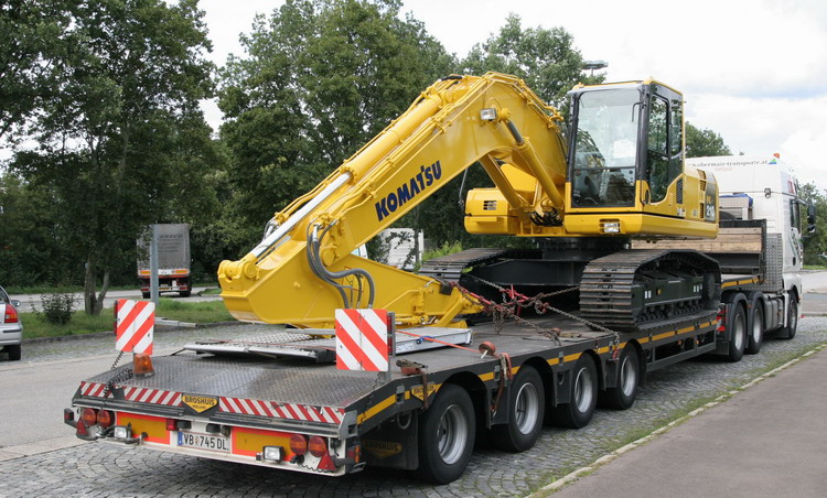 Broshuis Auflieger mit Komatsu Bagger