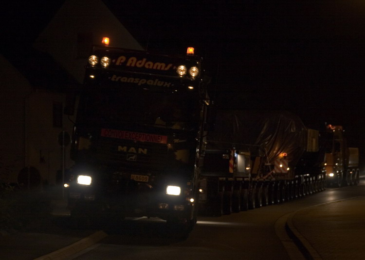 Walzenständertransport beim Überfahren einer Verkehrsinsel