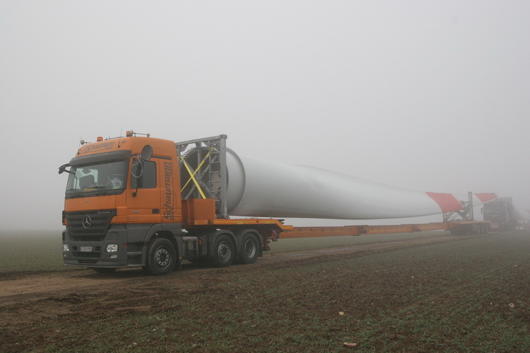 Schaumann Actros mit WKA-Flügel