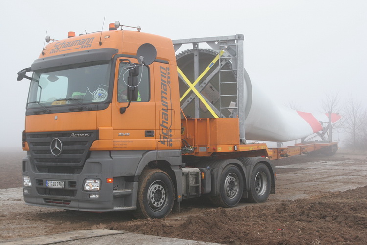 Schaumann Actros mit WKA-Flügel