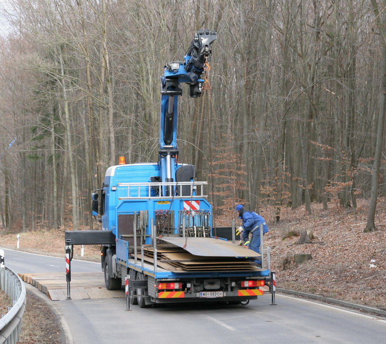 Felbermayr Pritschen-LKW mit Palfinger Ladekran