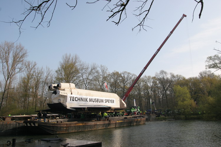 Raumschiff Buran auf Ponton von van Wees