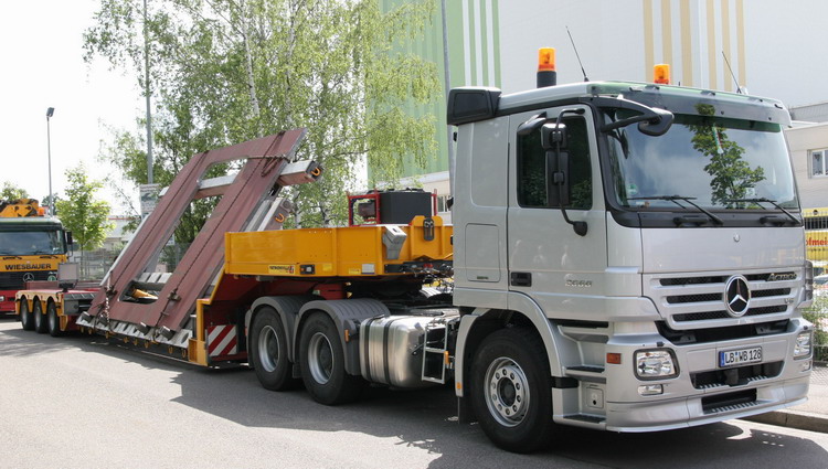 Wiesbauer Actros mit Faymonville Auflieger