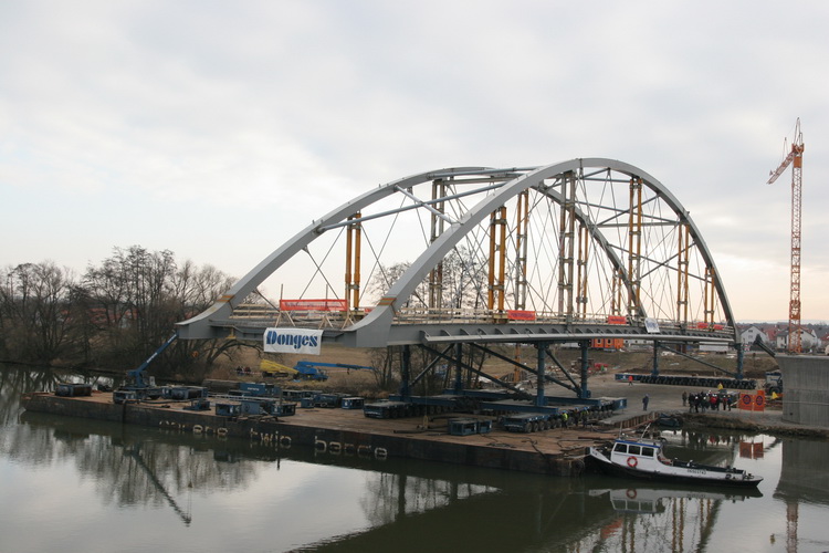 Sarens twin barge mit Stabbogenbrücke