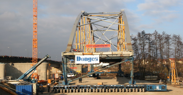 Stabbogenbrücke beim Verfahren
