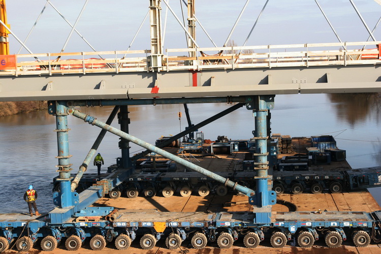 Sarens spmts mit Stahlkonstruktion