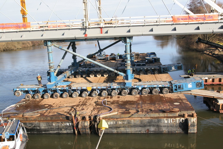 Sarens Ponton mit Kamag spmt-Achslinien