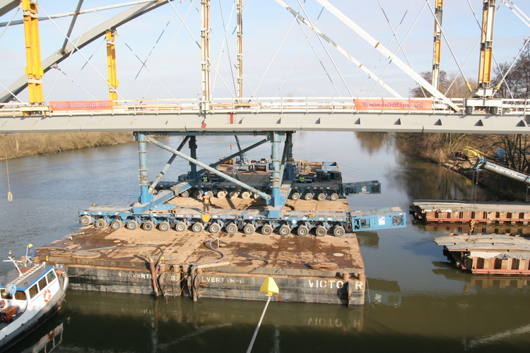 Sarens twin barge mit Kamag spmt-Achslinien