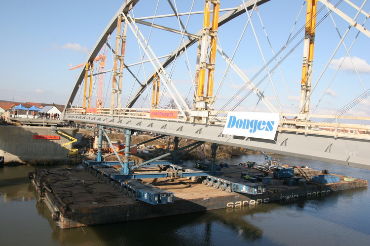 Sarens twin barge mit Stabbogenbrücke