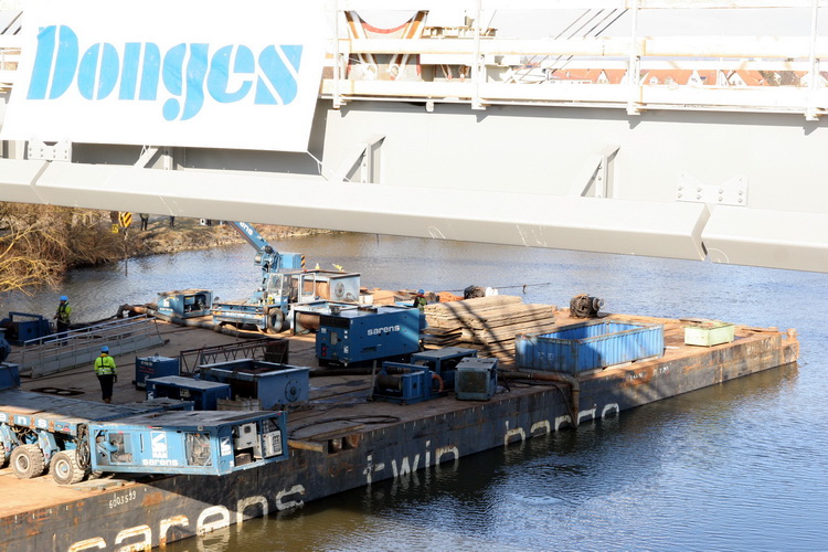 Sarens Lastponton twin barge