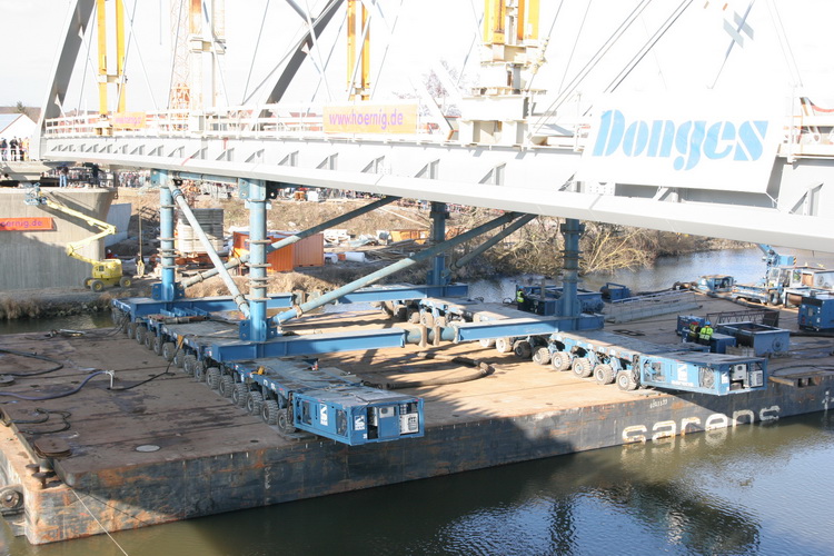 Sarens spmts mit Stahlkonstruktion