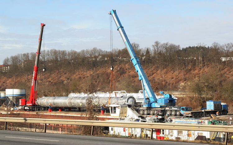 Verladung von Kolonnen im Hafen von Passau