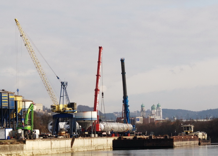 Leichter im Hafen Passau