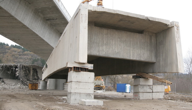 Mittelstück einer Autobahnbrücke