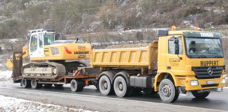 Ruppert Actros mit Goldhofer Tieflader und Liebherr 914