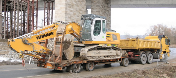 Ruppert Actros mit Goldhofer Tieflader und Liebherr 914