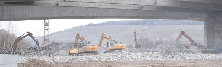 Bagger beim Zertrümmern eines Stahlbetonteils