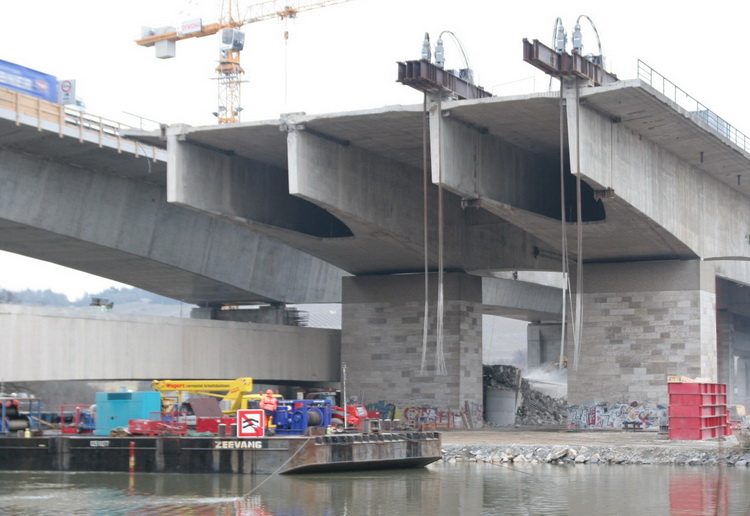 Abriss einer Autobahnbrücke