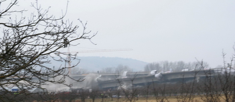 Sprengung der Autobahnbrücke Randersacker