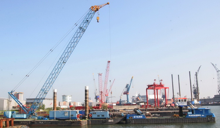 Mammoet Pontons mit Kran