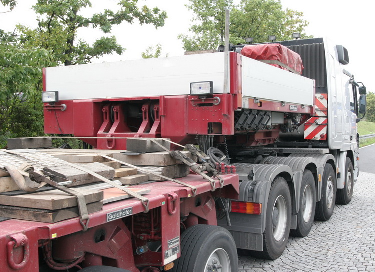 Paule MB Actros 4160 mit Goldhofer THP Tiefbettauflieger mit Generator - Copyright: www.olli80.de