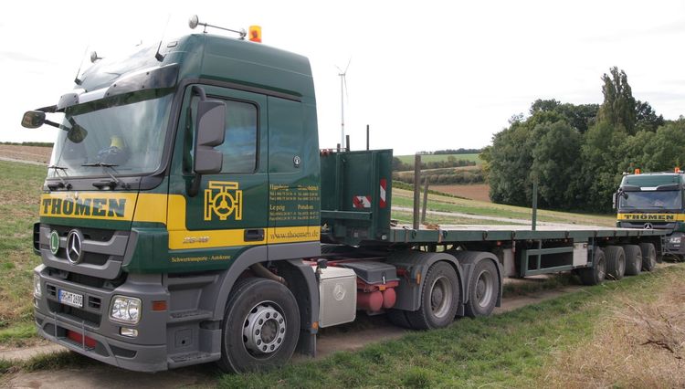 Thömen Actros MP 3 mit vierachsigem Plattformauflieger - Copyright: www.olli80.de