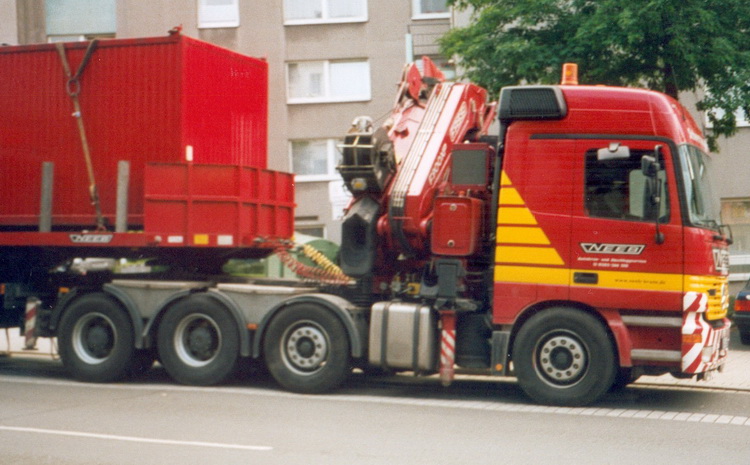 Neeb Actros mit Ladekran