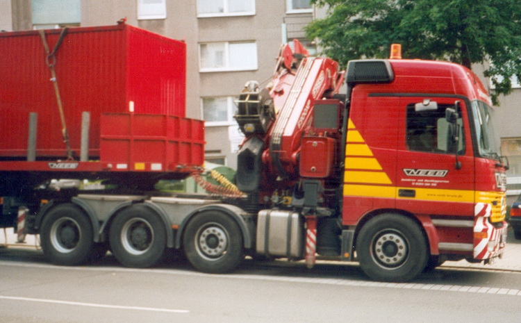 Neeb Actros mit Ladekran