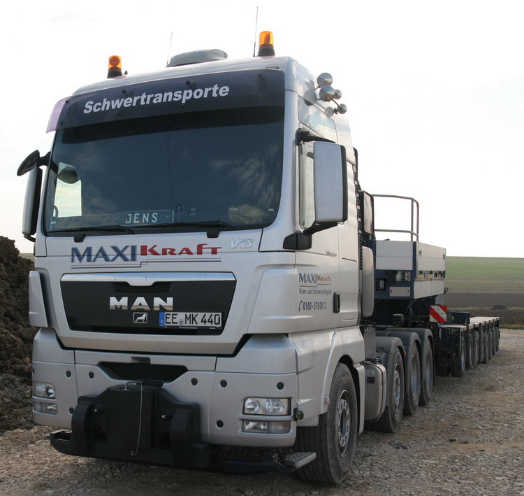 Maxikraft MAN TGX 41.680 mit Goldhofer Achslinien - Copyright: www.olli80.de