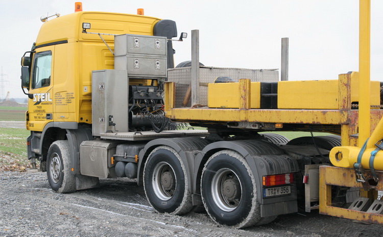Steil Mercedes Actros MP II mit Semiauflieger - Copyright: www.olli80.de