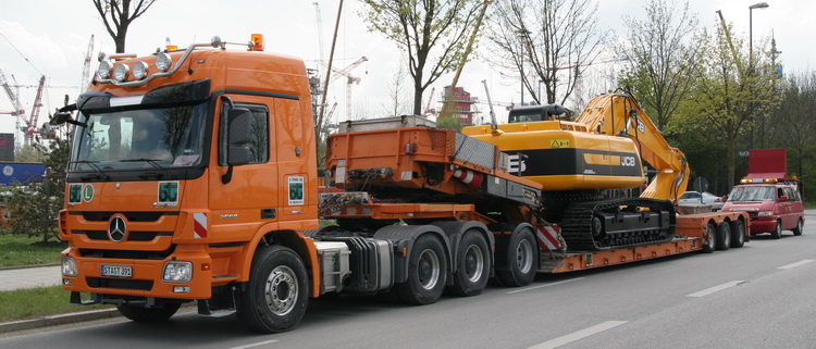 BT mit JCB-Bagger - Copyright: www.olli80.de