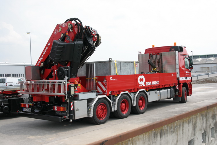 Riga Mainz MB Actros Pritschen-LKW mit Fassi Ladekran - Copyright: www.olli80.de