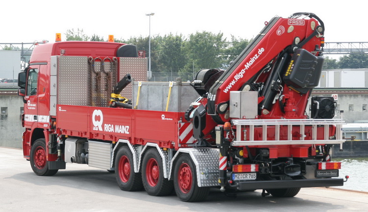 Riga Mainz MB Actros Pritschen-LKW mit Fassi Ladekran - Copyright: www.olli80.de