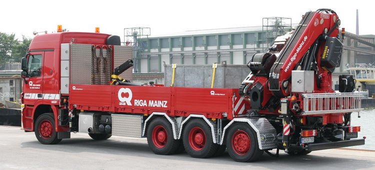 Riga Mainz MB Actros Pritschen-LKW mit Fassi Ladekran - Copyright: www.olli80.de