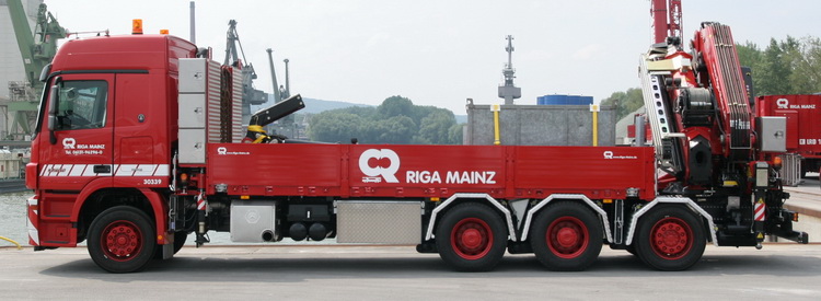 Riga Mainz MB Actros Pritschen-LKW mit Fassi Ladekran - Copyright: www.olli80.de