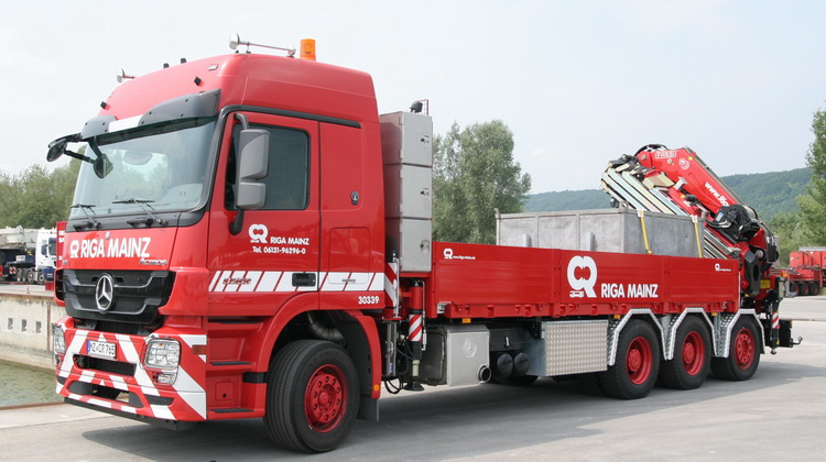 Riga Mainz MB Actros Pritschen-LKW mit Fassi Ladekran - Copyright: www.olli80.de