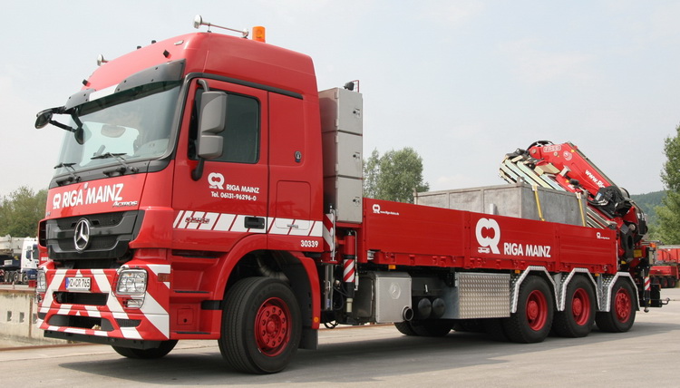 Riga Mainz MB Actros Pritschen-LKW mit Fassi Ladekran - Copyright: www.olli80.de