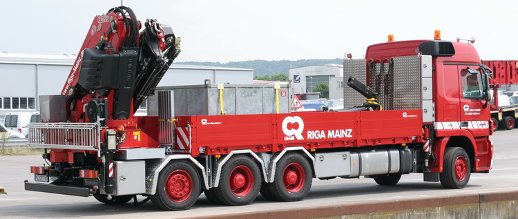 Riga Mainz MB Actros Pritschen-LKW mit Fassi Ladekran - Copyright: www.olli80.de