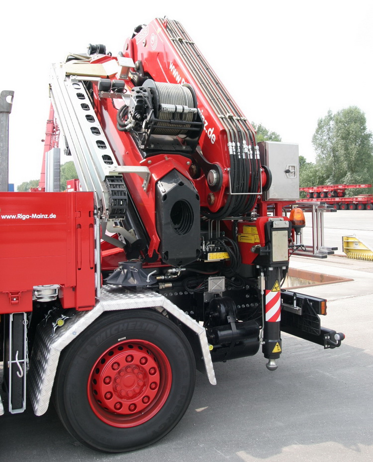 Riga Mainz MB Actros Pritschen-LKW mit Fassi Ladekran - Copyright: www.olli80.de