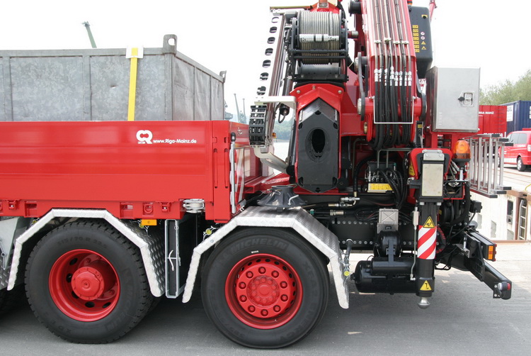 Riga Mainz MB Actros Pritschen-LKW mit Fassi Ladekran - Copyright: www.olli80.de