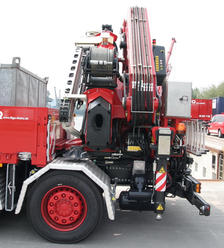 Riga Mainz MB Actros Pritschen-LKW mit Fassi Ladekran - Copyright: www.olli80.de