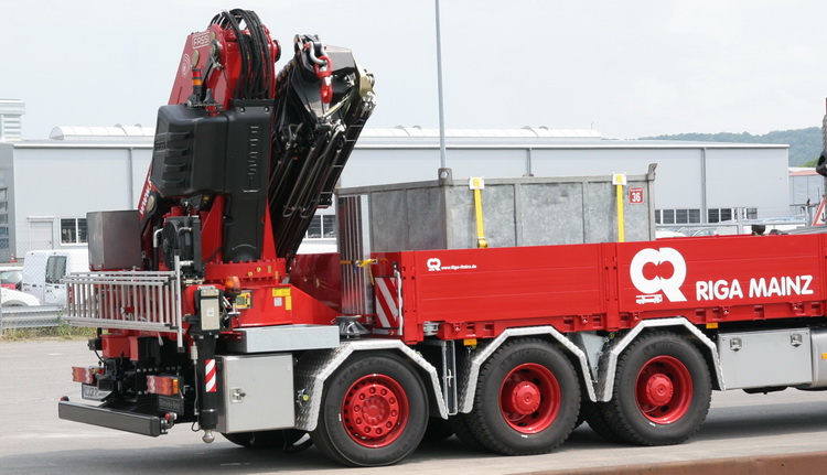 Riga Mainz MB Actros Pritschen-LKW mit Fassi Ladekran - Copyright: www.olli80.de