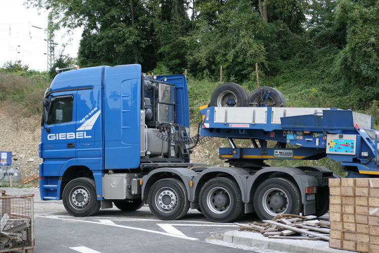 Giebel Actros Titan mit Nicolas-Auflieger - Copyright: www.olli80.de