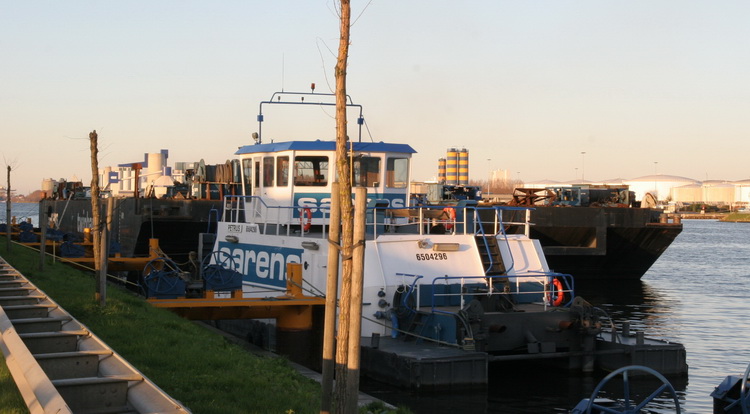 Sarens Schubschiff mit Ponton - Copyright: www.olli80.de