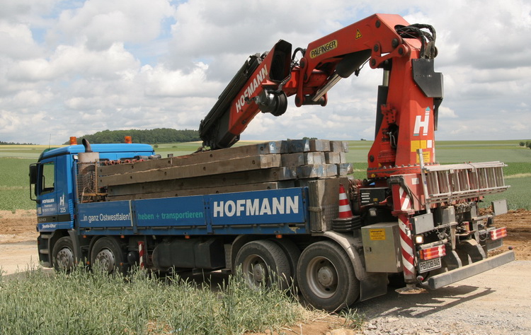 Hofmann MB Actros 3243 mit Palfinger Ladekran  - Copyright: www.olli80.de