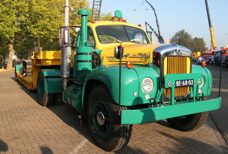 Mack mit Nooteboom-Auflieger - Copyright: www.olli80.de