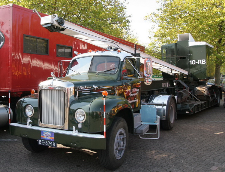 Mack mit Schürfkübelbagger - Copyright: www.olli80.de