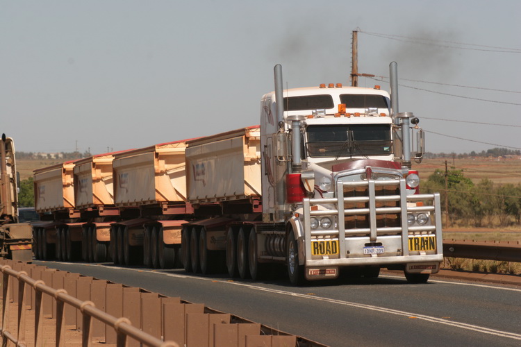 australischer RoadTrain - Copyright: www.olli80.de