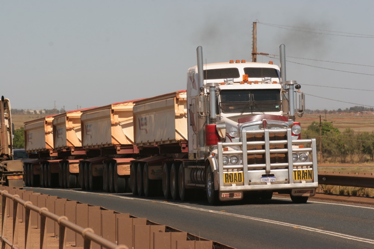 australischer RoadTrain - Copyright: www.olli80.de