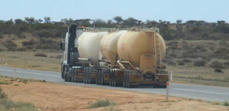 australischer RoadTrain - Copyright: www.olli80.de